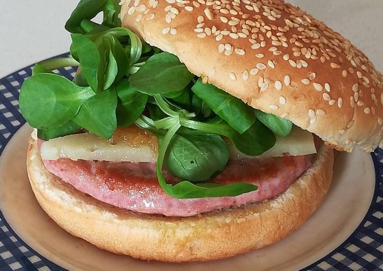 Hamburguesa con canónigos y carne de membrillo