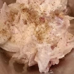 A picture of Onion cream salad.