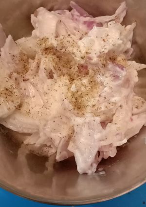 A picture of Onion cream salad.
