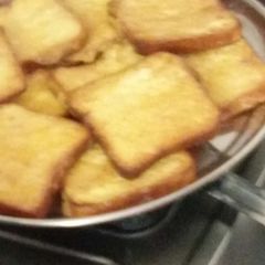 A picture of Fried eggbread.