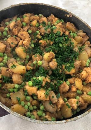 Baconos, kolbászos csirke krumplival és zöldborsóval recept fotója