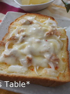 A picture of Sweet Onion and Sweet Chili Sauce On Toast.
