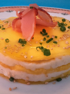 Una foto de Lasaña fría de mango y brandada de bacalao