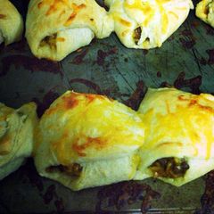 A picture of Hamburger Helper Crescent Rolls.