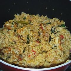 A picture of One pot-chicken and rice.