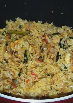 A picture of One pot-chicken and rice.