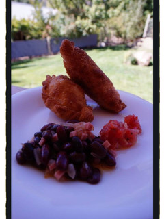 Una foto de Empanadas de carne fritas con una ensalada original!!