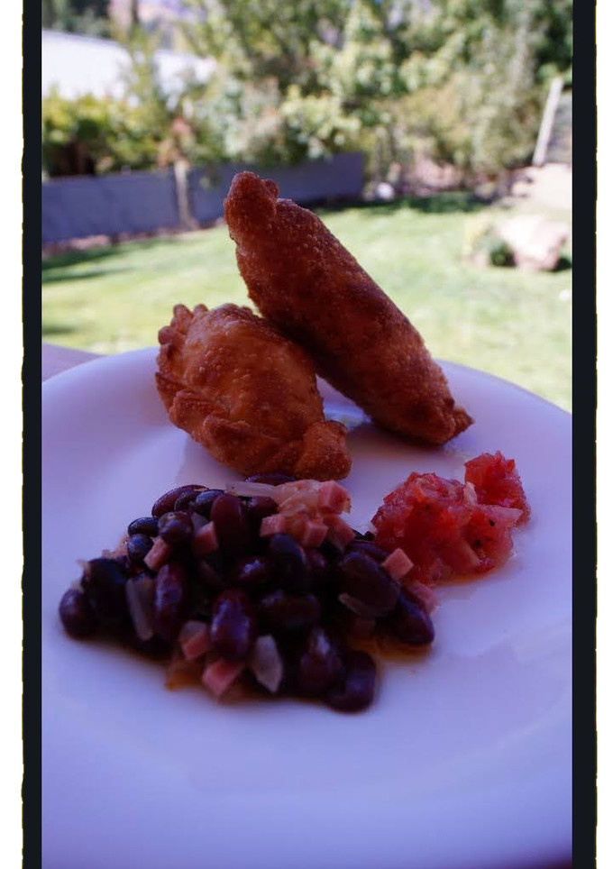 Una foto de Empanadas de carne fritas con una ensalada original!!