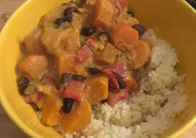 Eintopf mit Süßkartoffeln, Karotten, Bohnen und Kokosmilch