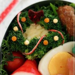 A picture of Wreath-Shaped Salad for Christmas Bento.