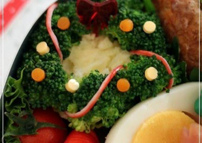 Wreath-Shaped Salad for Christmas Bento