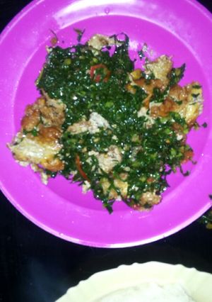 A picture of Fried eggs and sukuma wiki.