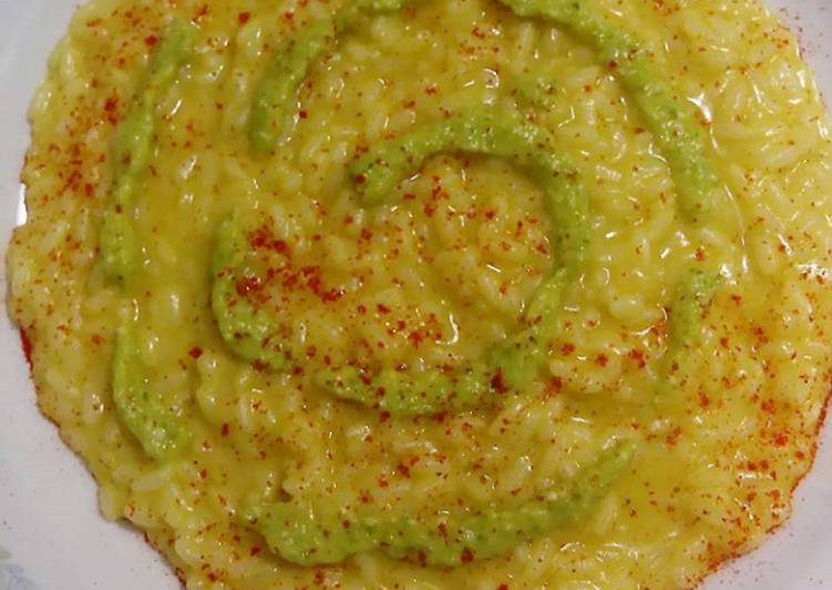 Risotto al curry con crema di zucchine e spolverata di paprika
