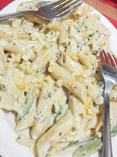 A picture of White sauce pasta.