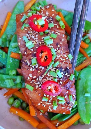 Une photo de Saumon laqué et ses légumes au wok sauce Teriyaki maison