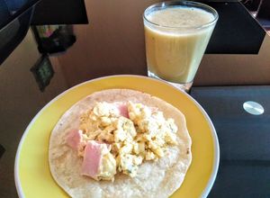 Una foto de Jugo de chapo con tortilla de jamón y queso 👍🇵🇪
