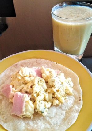 Una foto de Jugo de chapo con tortilla de jamón y queso 👍🇵🇪