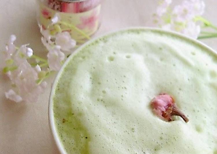 Steps to Make Quick Spring-Coloured Sakura Matcha Latte