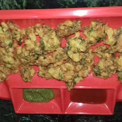 A picture of Aloo pyaz ke besani pakode.