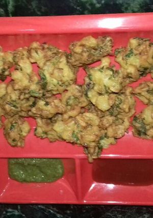 A picture of Aloo pyaz ke besani pakode.