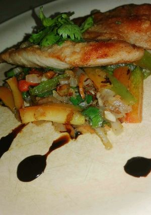 Una foto de Pollo Empanizado con sofrito vegetariano