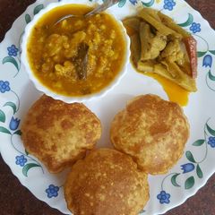 A picture of Aloo Bedmi.
