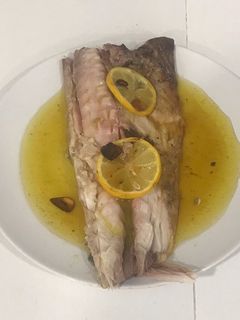 Una foto de Chicharro al horno con refrito de ajos
