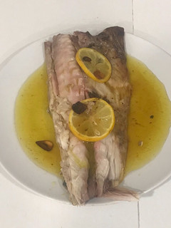 Una foto de Chicharro al horno con refrito de ajos