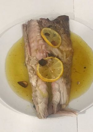 Una foto de Chicharro al horno con refrito de ajos
