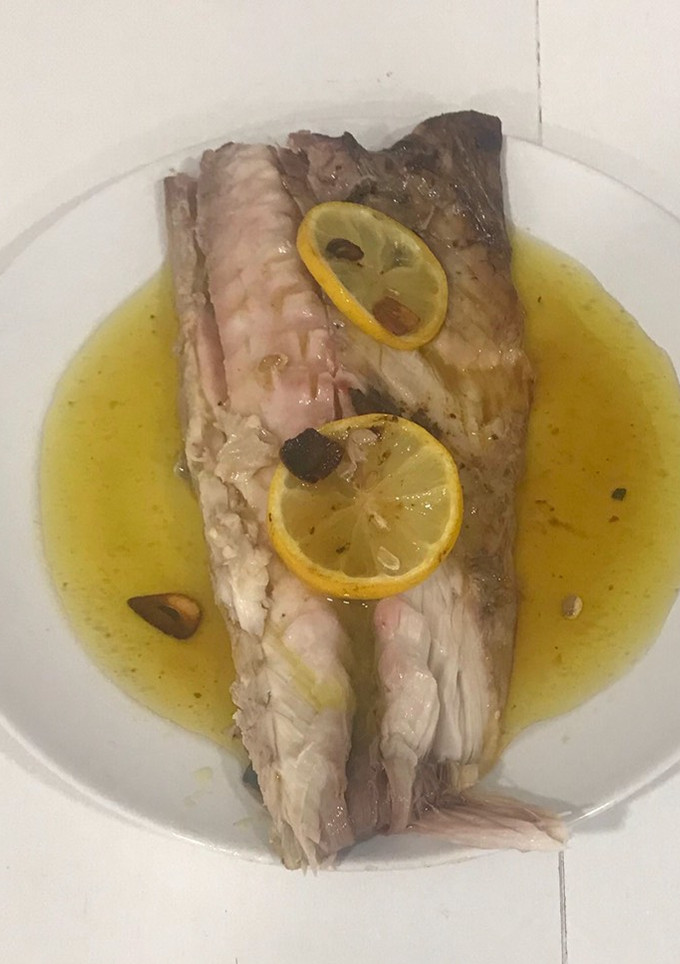 Una foto de Chicharro al horno con refrito de ajos