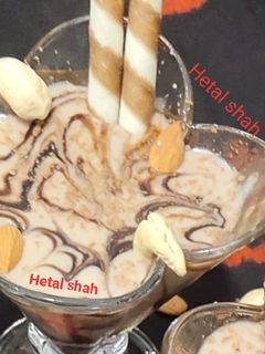 बनाना चॉकलेट शेक (Banana chocolate shake recipe in Hindi) रेसिपी मुख्य फोटो