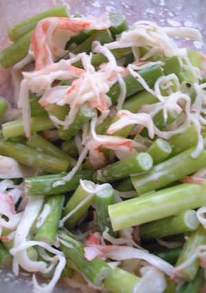 A picture of Deeelicious! Garlic Shoots and Imitation Crabstick Salad.