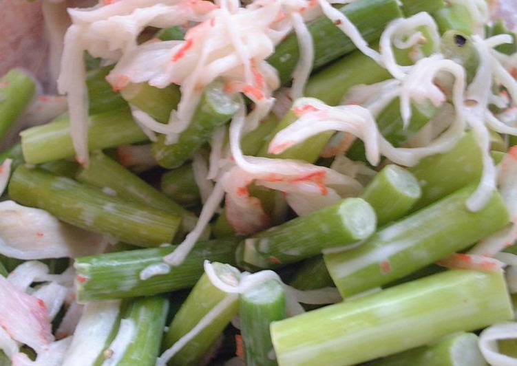 Recipe of Ultimate Deeelicious! Garlic Shoots and Imitation Crabstick Salad