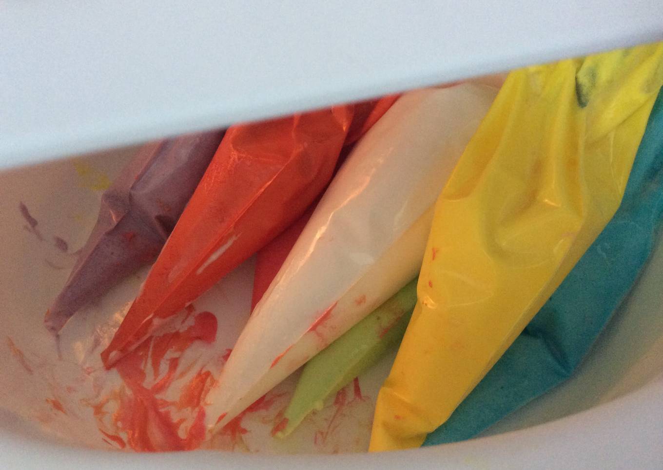 Flosting colorful meringue cake