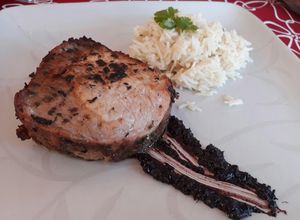 Una foto de Lomo de cerdo al horno, arroz basmati y reducción de vino tinto