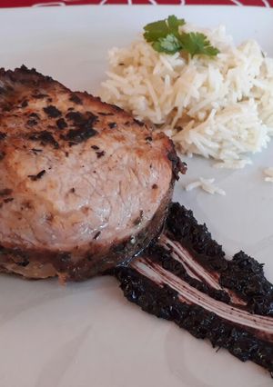 Una foto de Lomo de cerdo al horno, arroz basmati y reducción de vino tinto