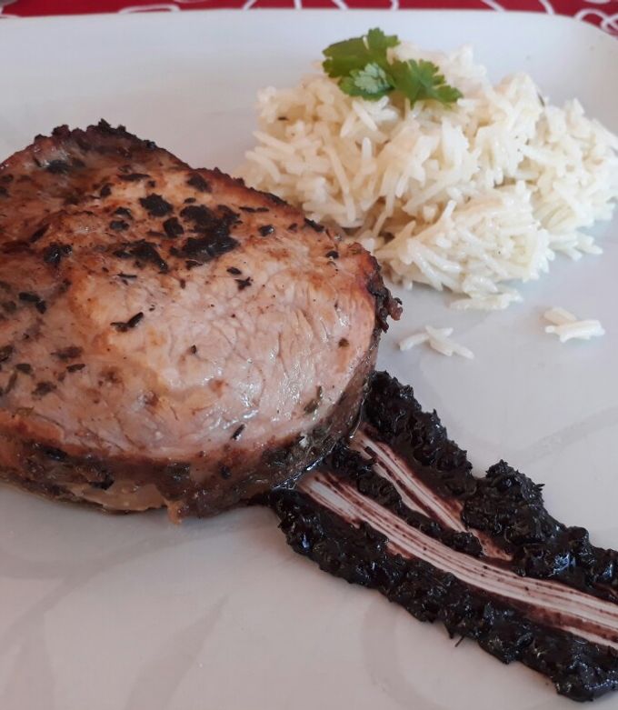 Una foto de Lomo de cerdo al horno, arroz basmati y reducción de vino tinto