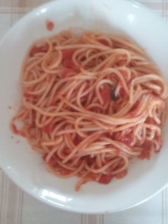 A picture of The easiest pasta sauce ever😍 with basil.