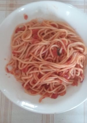 A picture of The easiest pasta sauce ever😍 with basil.