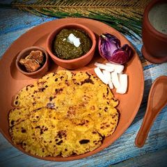 A picture of Sarson da saag aur makki di roti.