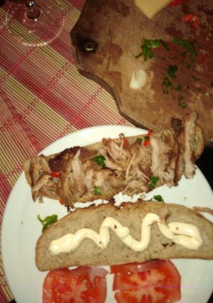 Una foto de Carne de cerdo en tostadas de pan casero