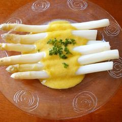 A picture of White Asparaguses Mayonnaise Sauce.