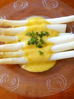 A picture of White Asparaguses Mayonnaise Sauce.