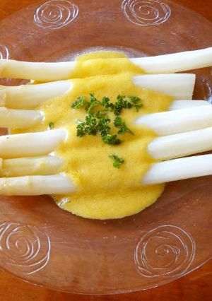 A picture of White Asparaguses Mayonnaise Sauce.