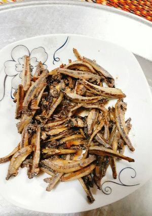 Hình của món Cá cơm xào gừng.