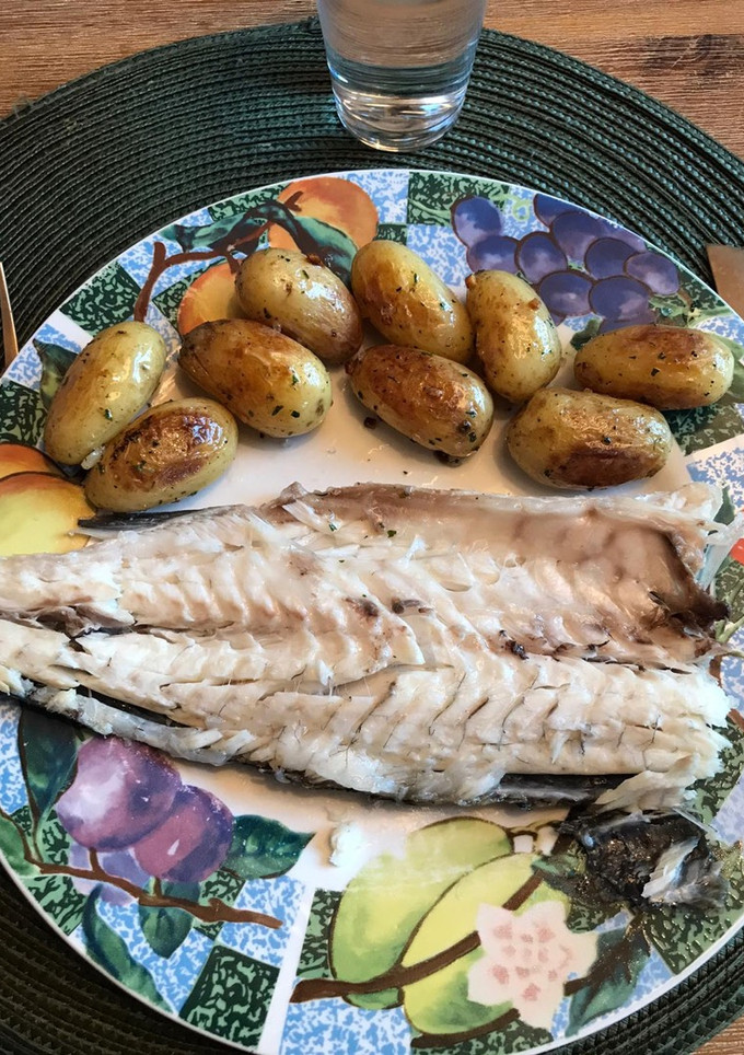 Una foto de Lubina a la sal con patatinas