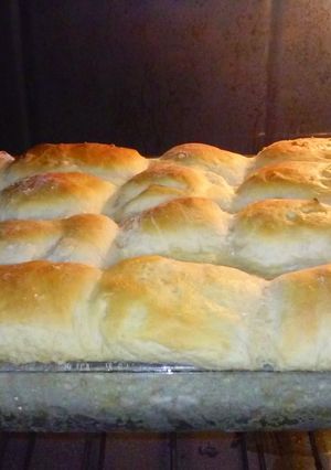 A picture of Hawaiian rolls.