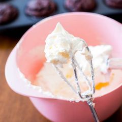 A picture of White Chocolate Frosting.