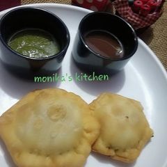 A picture of Dry fruit ravioli samosa.
