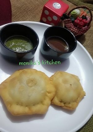 A picture of Dry fruit ravioli samosa.